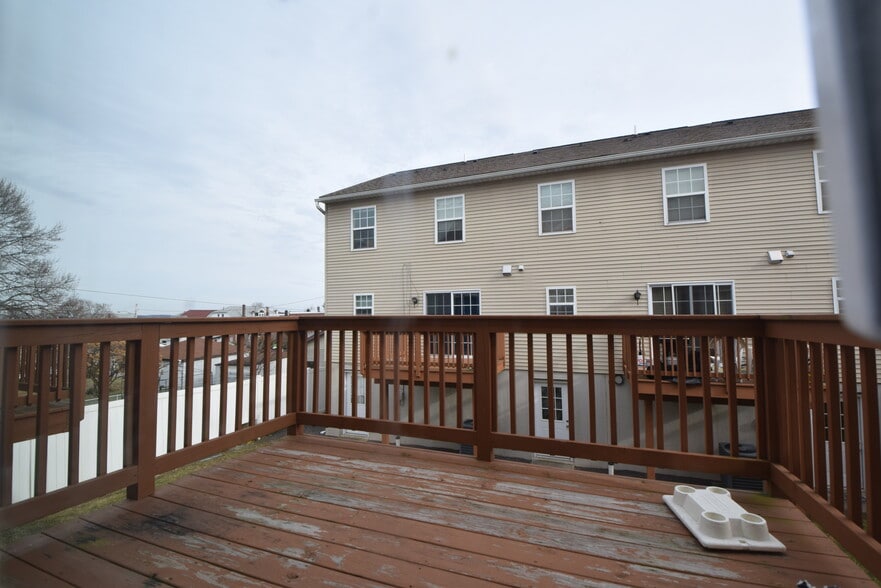 personal 2nd floor deck - 309 Putnam St