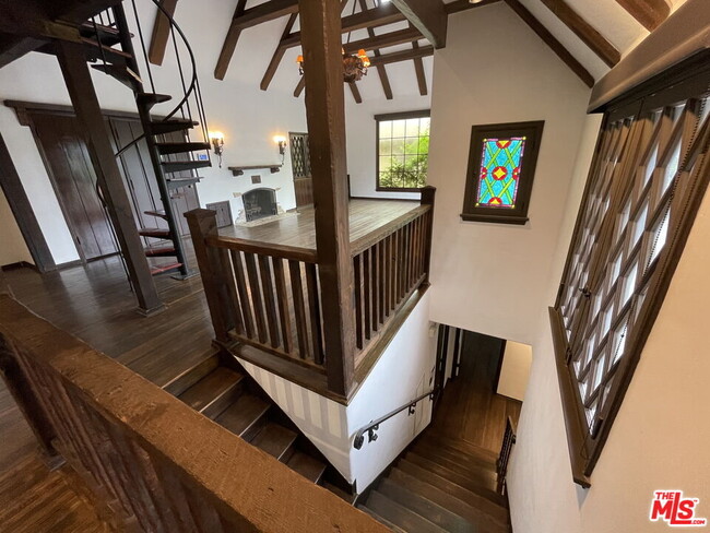 Building Photo - 2667 Lake View Terrace E