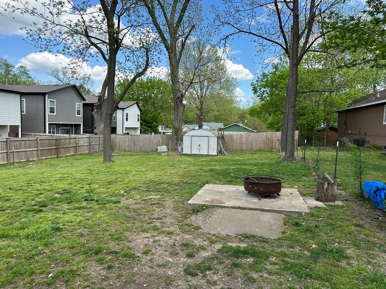 Backyard (Firepit is no longer there)) - 215 N 7th St