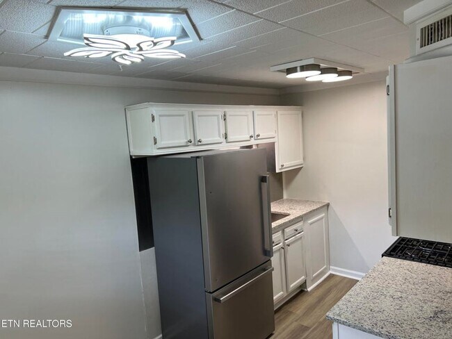 Building Photo - West Knoxville 37922 - 1 bedroom apartment with updated interior - Contact Mac Tobler (865)755-3075