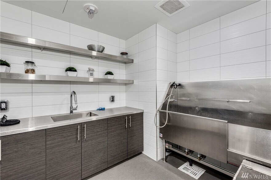 Building Photo - 1321 Seneca St