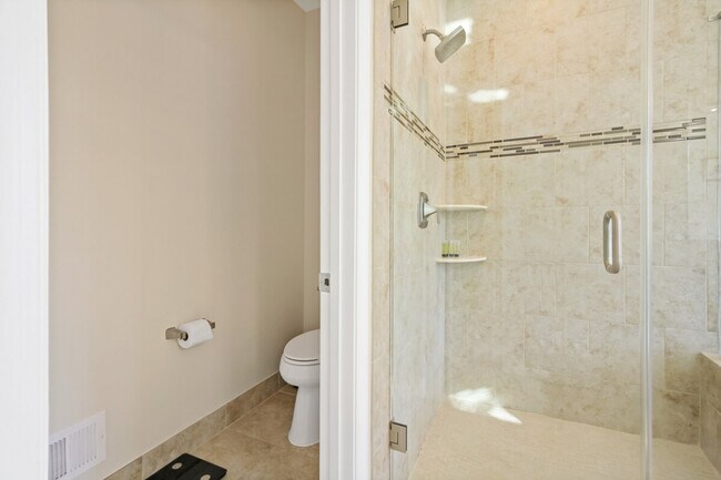 Building Photo - 800 S Washington St