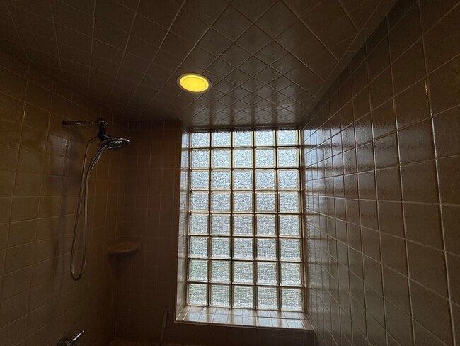 Building Photo - Spacious Private Oasis - 3 Bedroom 2 Bathr...