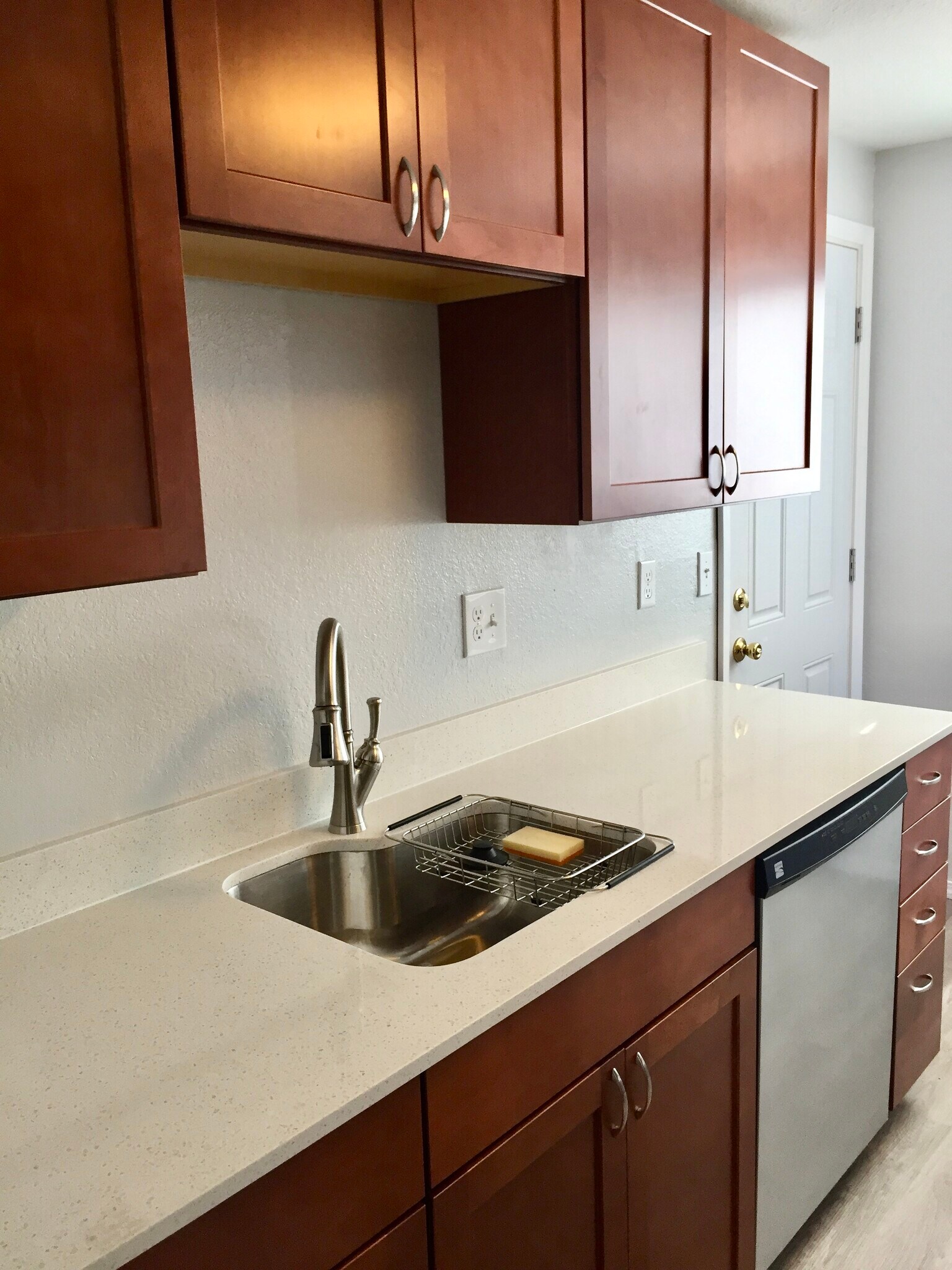 Building Photo - 328 Burnett Ave N