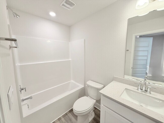 Building Photo - Coastal Townhome - Close To Beaches