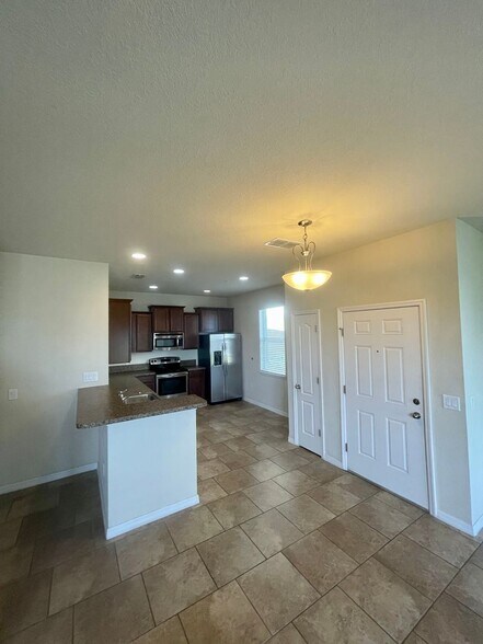 Building Photo - 3 Bedroom / 2.5 Bath / 2 Car Garage Townho...