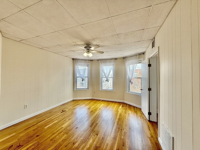 Building Photo - 724 Cambridge St