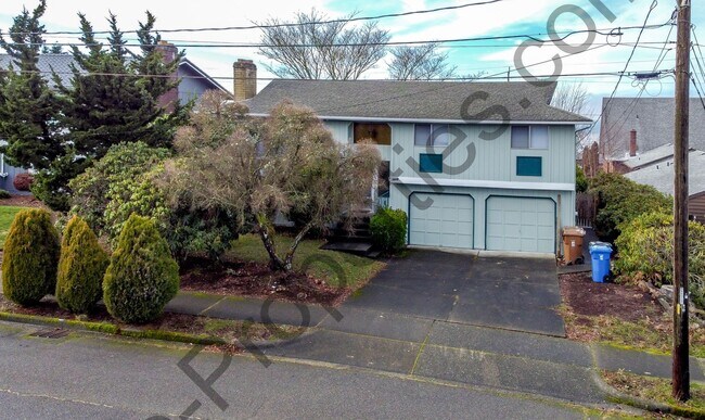 Building Photo - 4 bedroom 2.5 bathroom Home