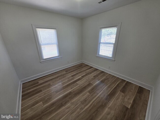 Building Photo - 5815 Robin Ln