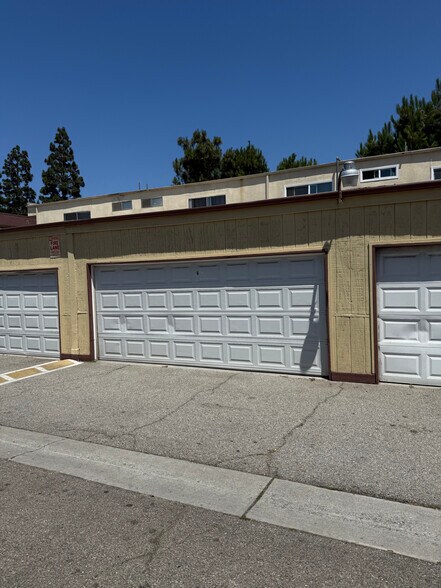 Garage - 4700 Clair Del Ave