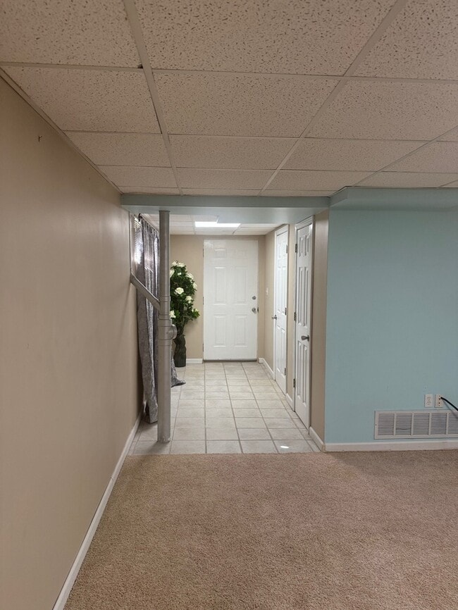 Building Photo - 4 bedroom 2.5 Bath 1.5 Story Home In Fox S...
