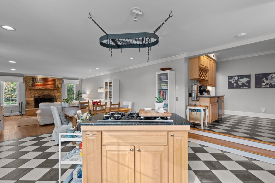 Building Photo - 2050 Midland Rd