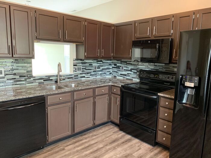 Building Photo - 17733 Cedarbrook Dr