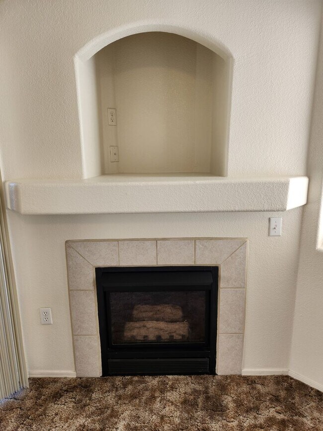 Building Photo - Rare Ground Level Unit - 2 Bed / 1 Bath w/private yard