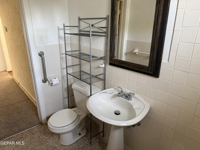 Building Photo - 1222 Mesita Dr