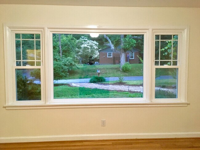 Building Photo - Wonderful Kenilworth location! Lovely land...