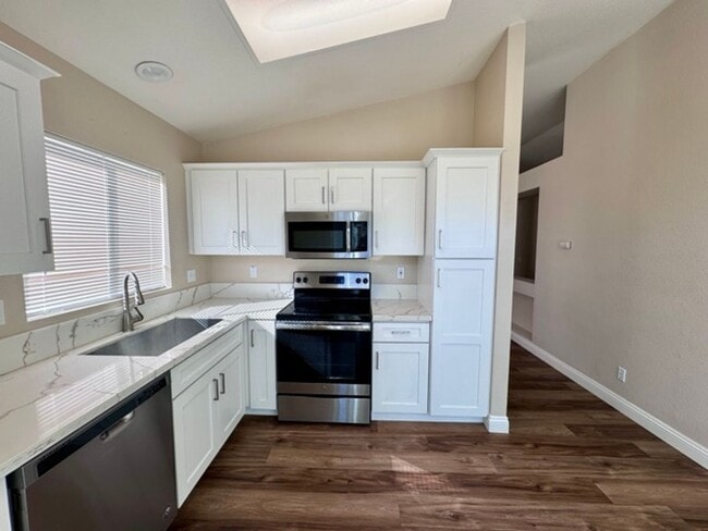 Building Photo - 3 bedroom Temecula home available for LEASE!