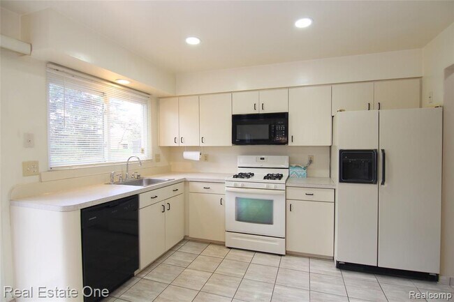 Building Photo - 5590 Greenbriar Dr