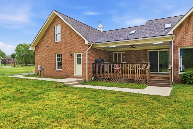 Building Photo - 1126 Somerset Ln