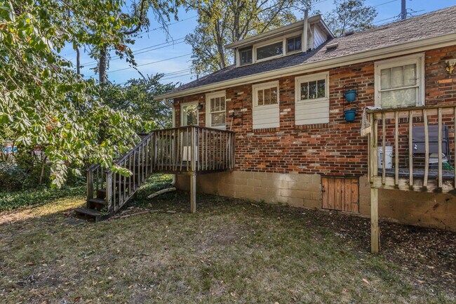 Building Photo - Charming Sylvan Park Shotgun Apartment in a Darling Triplex!