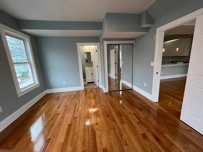 Building Photo - Large 2 Bedrooms Plus a Bonus Room. 2 Full...