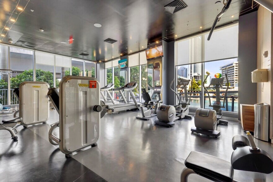 Building Photo - 1180 E Hallandale Beach Blvd