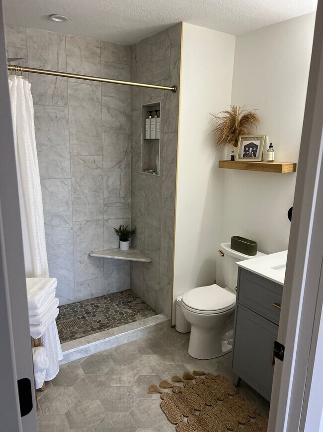 Building Photo - Charming 2BR+ Loft Lake House in Maple Lake