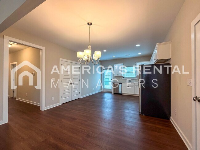 Building Photo - Modern Living in Brookwood!