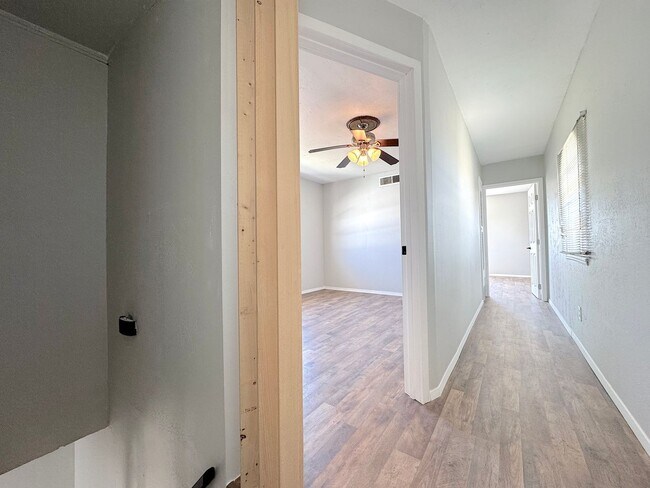 Building Photo - Central El Paso 2bed/1.5bath REFRIG A/C!