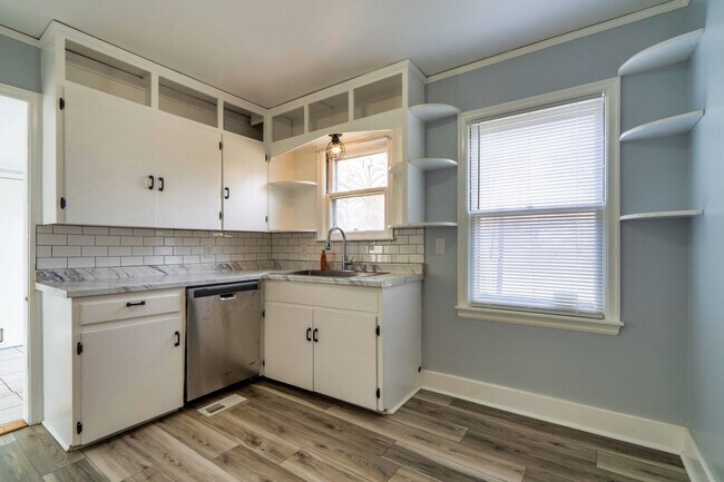 Building Photo - Adorable move in ready bungalow.