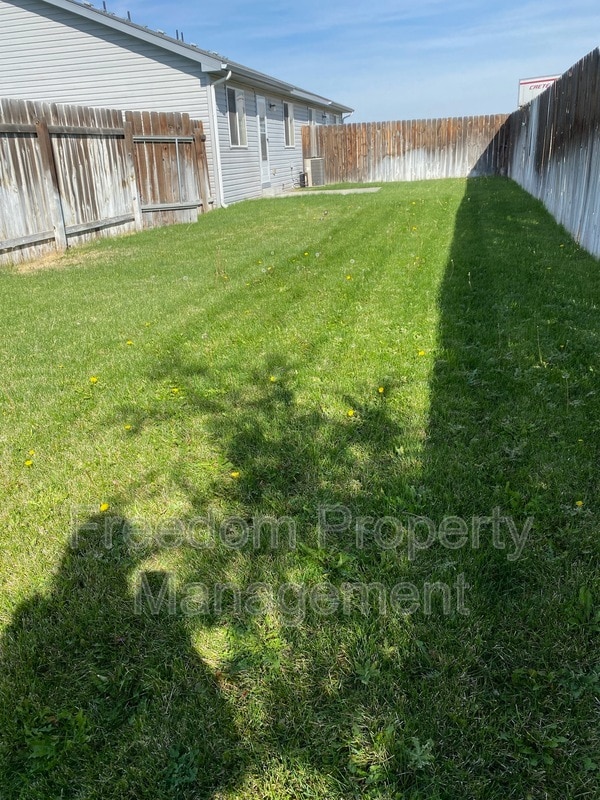 Building Photo - 1151 NE Trailridge Ct