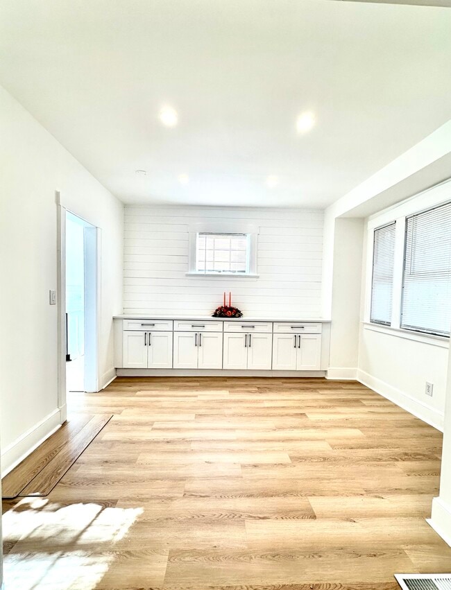 Building Photo - 23 Beecher Pl