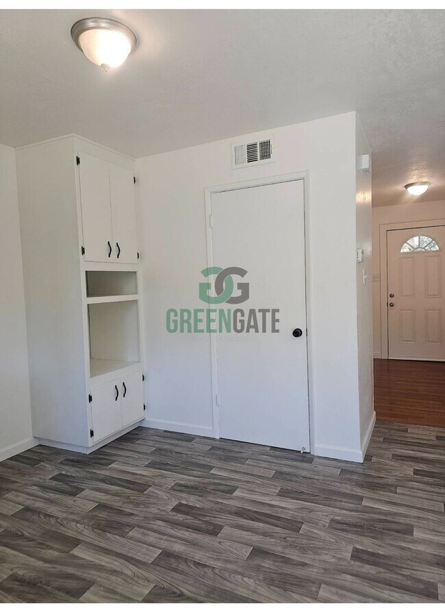 Building Photo - 3 BEDROOM 2 BATH HOME MOVE IN READY IN MOD...