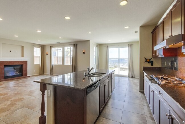 Building Photo - Beautiful Sky Ranch home with Spectacular Views!