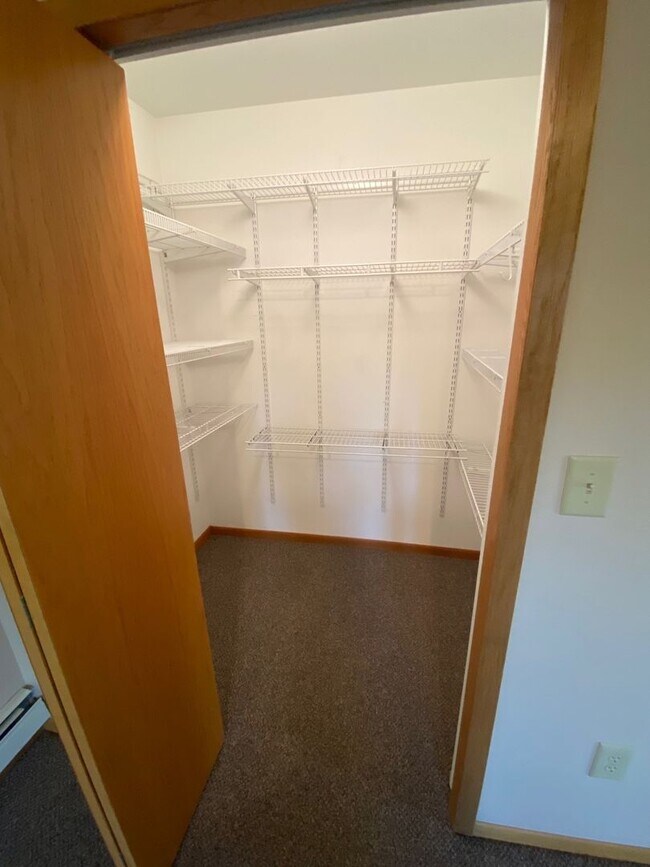 Building Photo - Nice 3 Bedroom house on the river front in Hudson