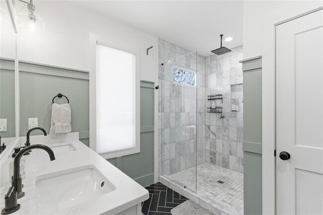 Building Photo - 1030 Kirkwood Ave SE