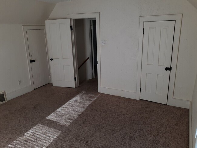 Building Photo - 2 Bedroom House, W/D, Fenced Yard, Porch, ...
