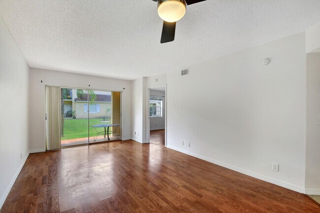 Building Photo - 1110 Lake Shore Dr