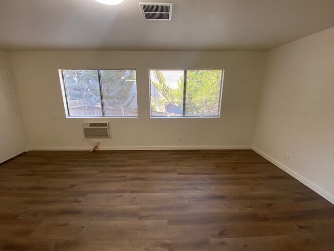 Building Photo - Downtown Duplex
