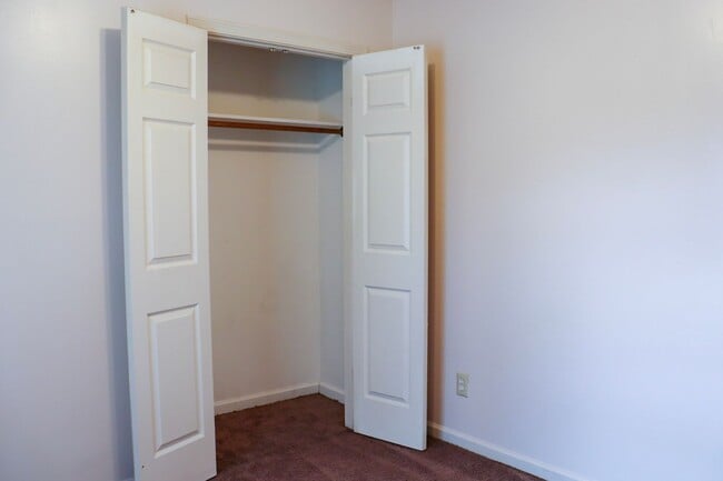 Building Photo - Charming 4 bedroom, 2 bathroom home in Greensboro w lake front views