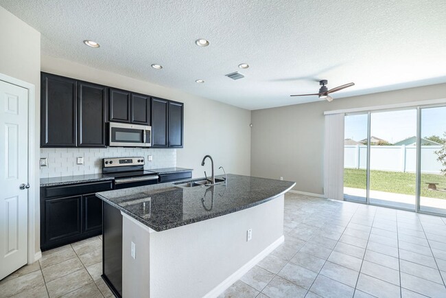 Building Photo - Beautiful Riverview Townhome