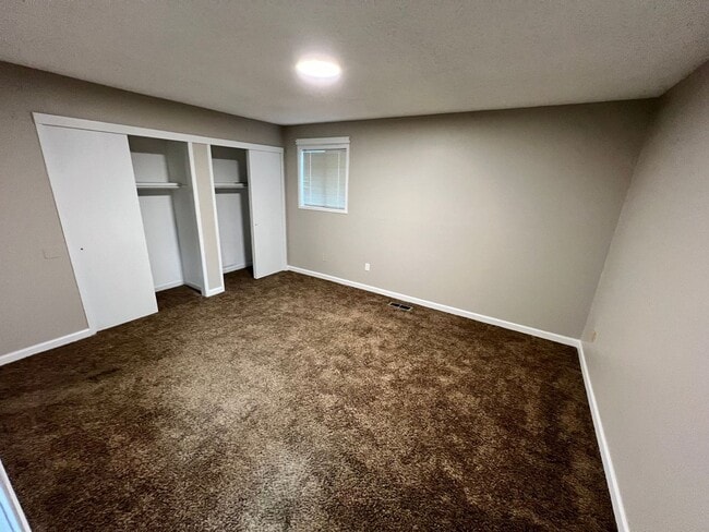 Building Photo - Spacious 2 Bedroom, 1.5 Bath Triplex in Cl...