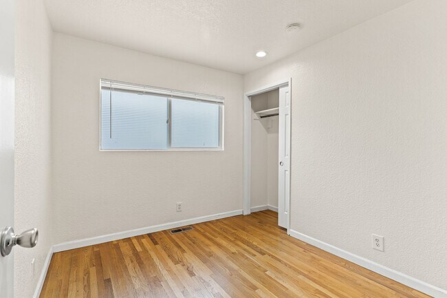 Building Photo - 867 Via Mariposa