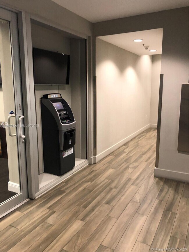 Building Photo - 1750 N Bayshore Dr