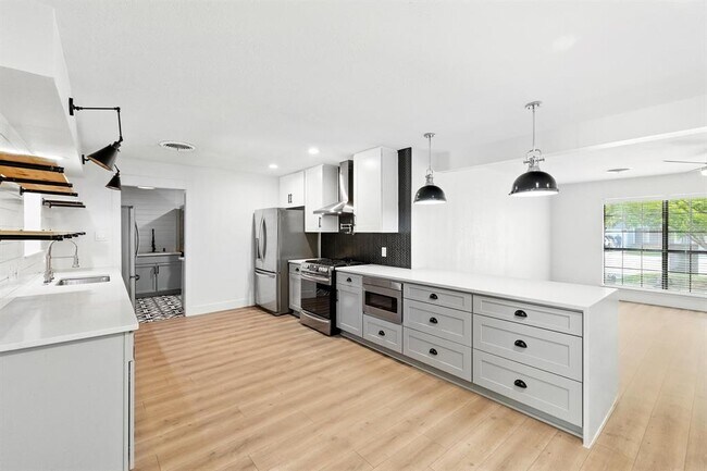 Building Photo - 6906 Twin Crest Dr