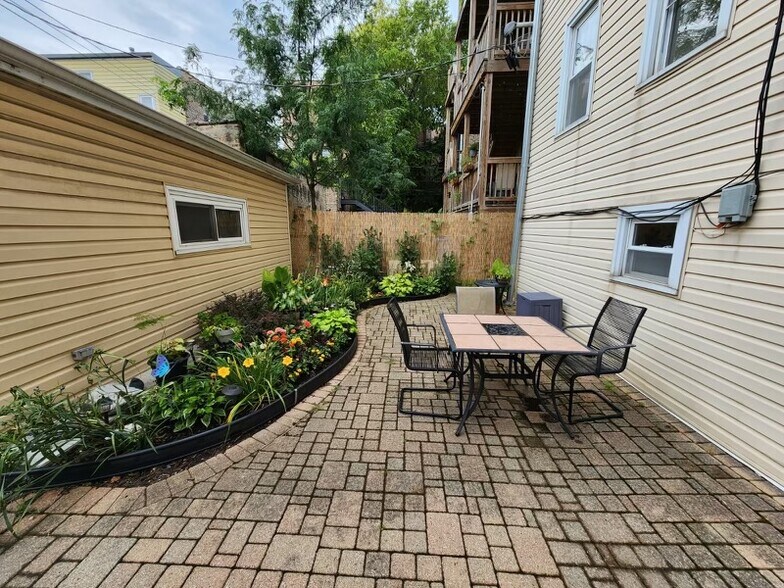 Shared Yard - 1012 N Oakley Blvd