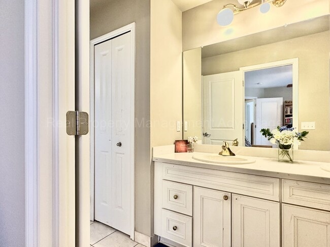 Building Photo - Spacious 4-Bed Colonial in Troy’s Stone Ha...