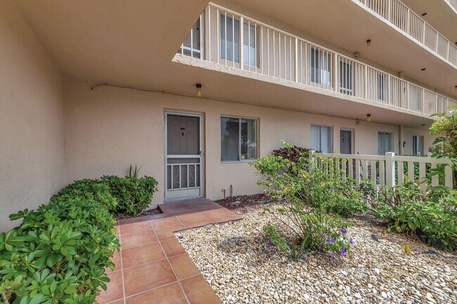 Building Photo - 6795 Huntington Ln