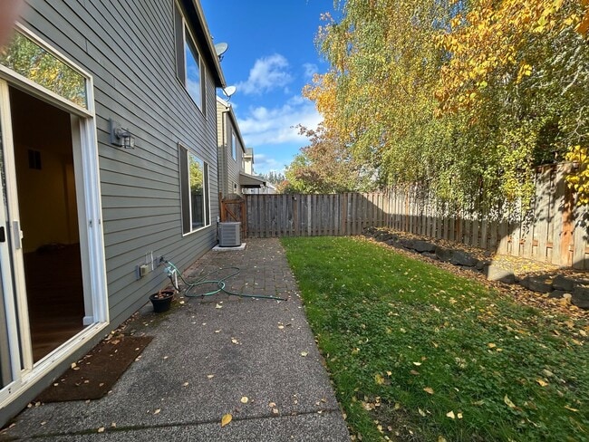 Building Photo - Spacious 4 Bedroom (plus den), 3 Bath Home...