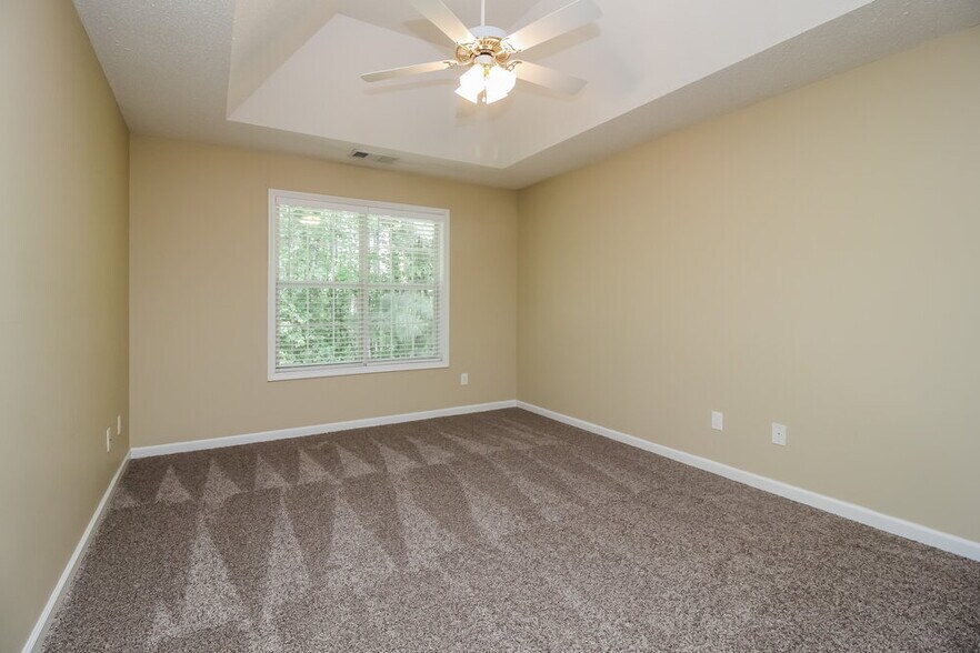 Building Photo - 1331 Vine Cir